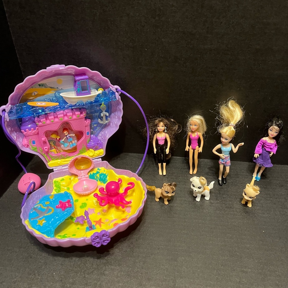 Polly Pocket LOT

Figures, purse and pets clamshell